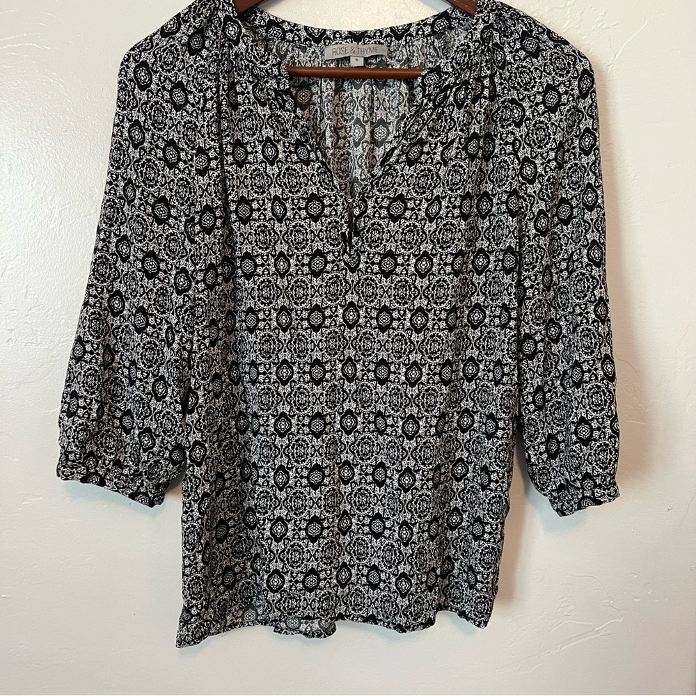 Rose & Thyme black and white patterned 3/4 sleeve blouse, Size Small